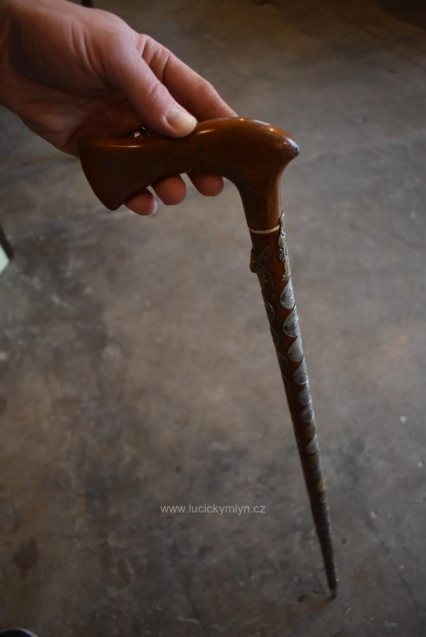 Starožitná turistická hůl téměř celá pokrytá štítky z cest Starožitná turistická hůl téměř celá pokrytá štítky z cest