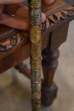 Starožitná turistická hůl téměř celá pokrytá štítky z cest