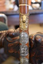 Starožitná turistická hůl téměř celá pokrytá štítky z cest