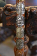 Starožitná turistická hůl téměř celá pokrytá štítky z cest