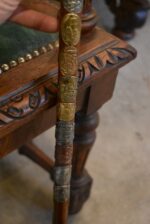 Starožitná turistická hůl téměř celá pokrytá štítky z cest