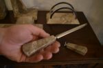 Starožitná psací sada okrášlená ležící postříbřenou soškou