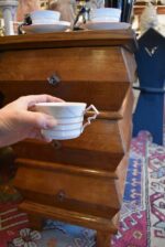 Kolekce starožitných kubisticky navržených šálků s podšálky