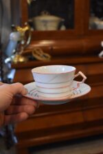 Kolekce starožitných kubisticky navržených šálků s podšálky