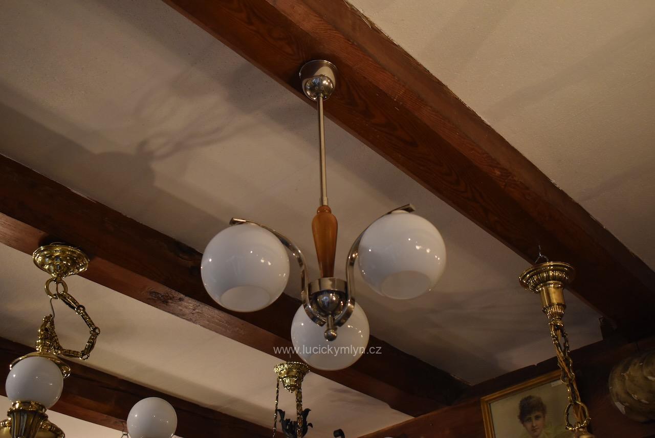 Chromovaný funkcionalistický lustr s ořechovým centrálním dílcem Chromovaný funkcionalistický lustr s ořechovým centrálním dílcem