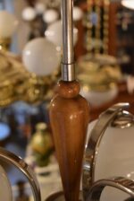 Chromovaný funkcionalistický lustr s ořechovým centrálním dílcem