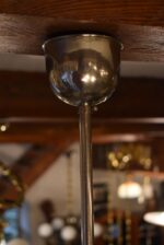 Chromovaný funkcionalistický lustr s ořechovým centrálním dílcem