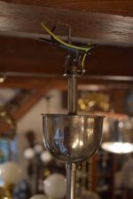 Chromovaný funkcionalistický lustr s ořechovým centrálním dílcem