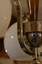 Chromovaný funkcionalistický lustr s ořechovým centrálním dílcem