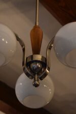 Chromovaný funkcionalistický lustr s ořechovým centrálním dílcem