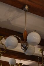 Chromovaný funkcionalistický lustr s ořechovým centrálním dílcem