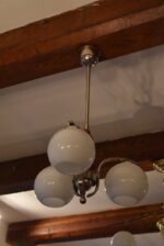 Chromovaný funkcionalistický lustr s ořechovým centrálním dílcem