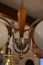 Chromovaný funkcionalistický lustr s ořechovým centrálním dílcem