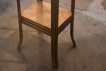 Elegantní starožitný stolek v secesním stylu z mosazného plechu