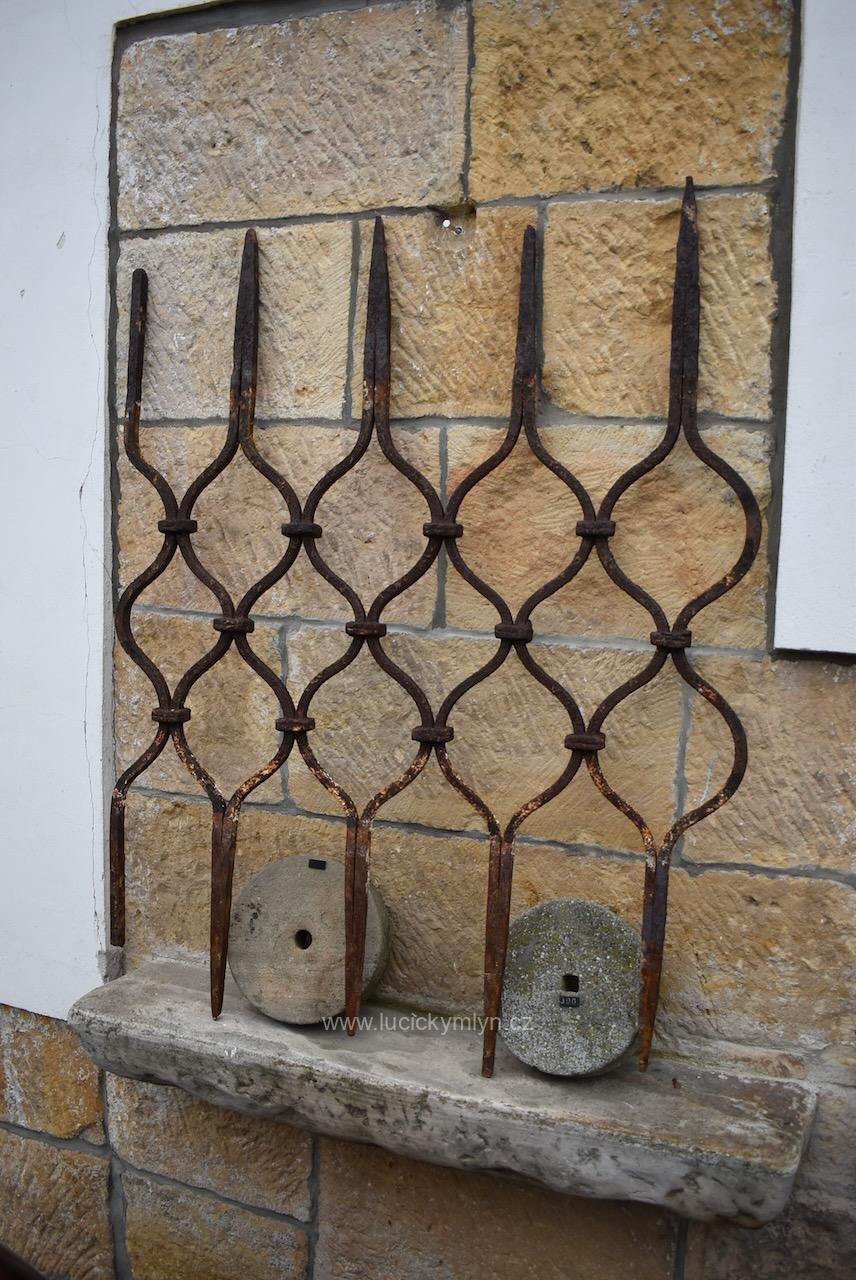 Starožitná barokní okenní mříž ze 17. nebo 18. stol. Starožitná barokní okenní mříž ze 17. nebo 18. stol.
