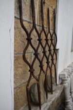 Starožitná barokní okenní mříž ze 17. nebo 18. stol.