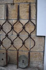 Starožitná barokní okenní mříž ze 17. nebo 18. stol.