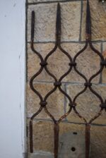 Starožitná barokní okenní mříž ze 17. nebo 18. stol.
