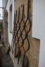 Starožitná barokní okenní mříž ze 17. nebo 18. stol.