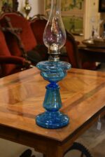 Větší starožitná petrolejová lampa soustruženého tvaru