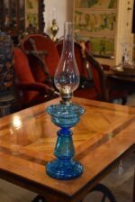 Větší starožitná petrolejová lampa soustruženého tvaru