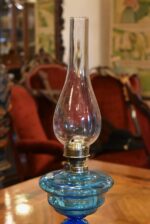 Větší starožitná petrolejová lampa soustruženého tvaru