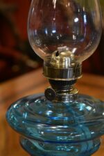 Větší starožitná petrolejová lampa soustruženého tvaru