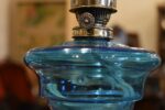 Větší starožitná petrolejová lampa soustruženého tvaru