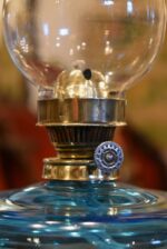 Větší starožitná petrolejová lampa soustruženého tvaru