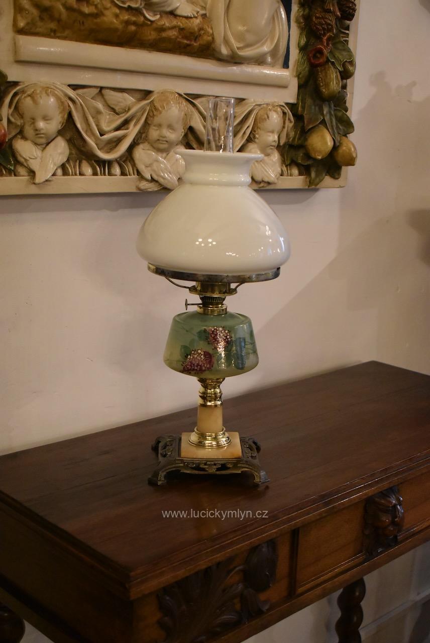 Starožitná lampa v secesním stylu s výrazně tvarovanou podstavou z umělecké litiny Starožitná lampa v secesním stylu s výrazně tvarovanou podstavou z umělecké litiny