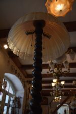 Měšťanská starožitná stojací lampa