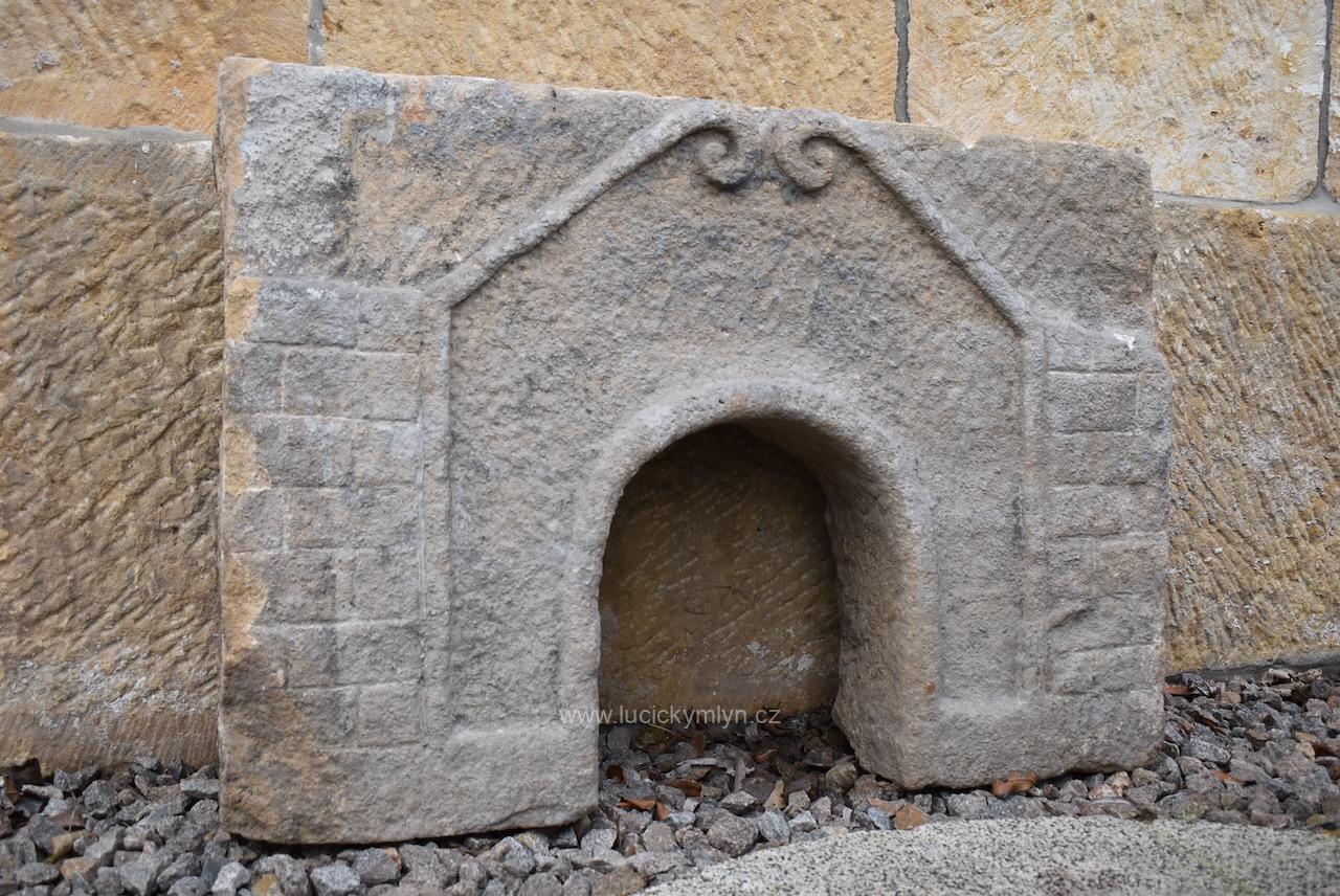 Datovaný barokní vstup do vestavěné psí boudy Datovaný barokní vstup do vestavěné psí boudy