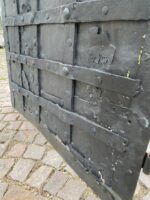 Unikátní středověké archaicky kované dveře