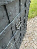 Unikátní středověké archaicky kované dveře