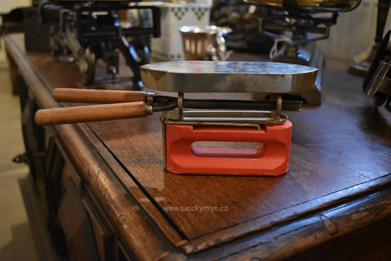 Starožitná sběratelská cestovní žehlička s ohřevem na tvrdý líh Starožitná sběratelská cestovní žehlička s ohřevem na tvrdý líh