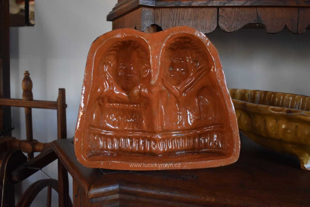 Hodnotná starožitná pečící forma ztvárněná do podoby chlapečka s holčičkou Hodnotná starožitná pečící forma ztvárněná do podoby chlapečka s holčičkou