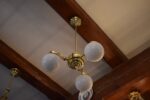 Hezký starožitný mosazný tří-ramenný měšťanský lustr