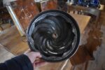 Větší starožitná měděná bábovka plasticky ozdobená pravidelně skládanou profilací