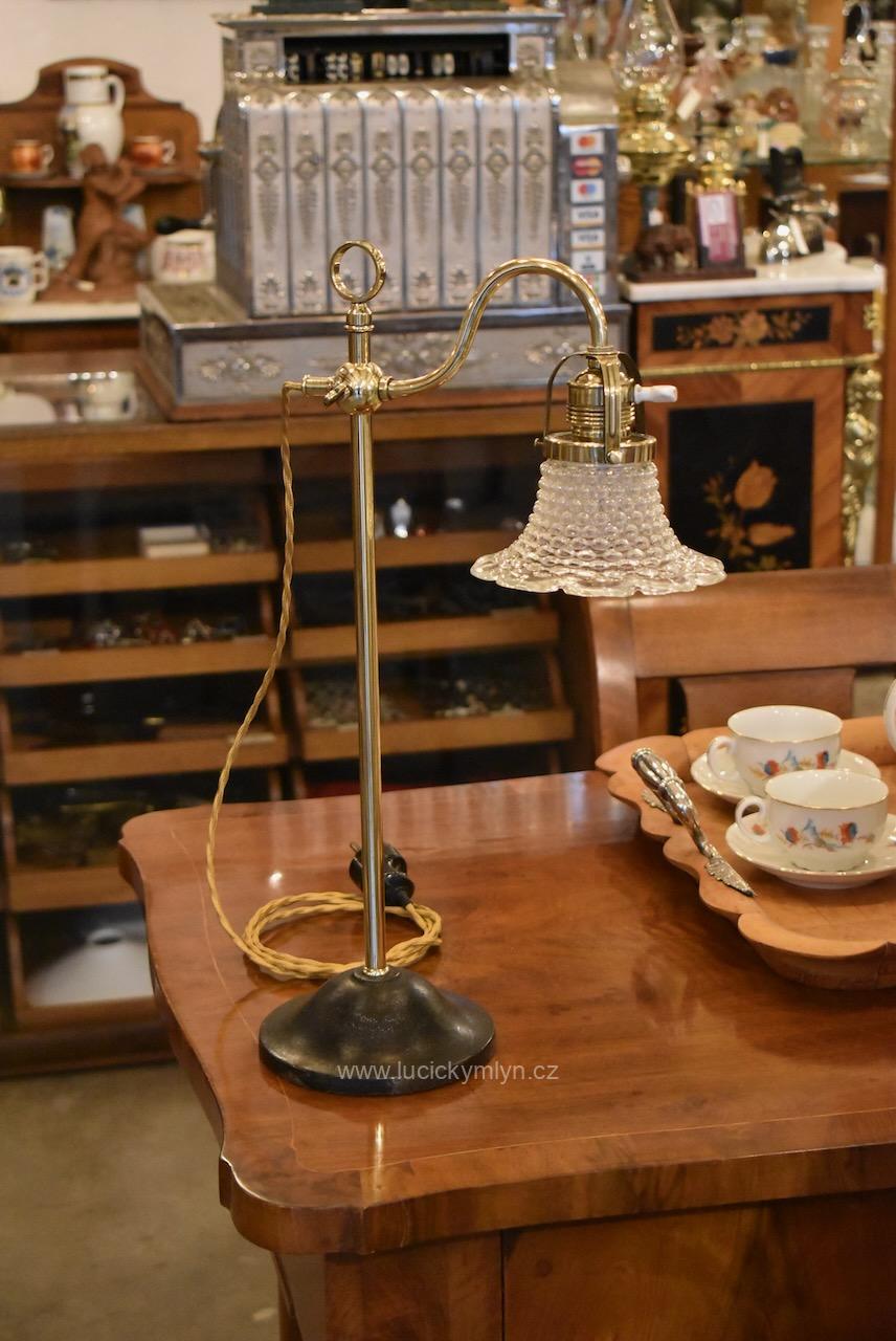 Vyšší starožitná secesní stolní lampa z leštěné mosazi s podstavou z těžké litiny Vyšší starožitná secesní stolní lampa z leštěné mosazi s podstavou z těžké litiny