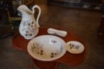 Umyvadlový stojan s porcelánovou mycí sadou