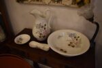 Umyvadlový stojan s porcelánovou mycí sadou