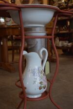 Umyvadlový stojan s porcelánovou mycí sadou