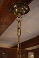 Tmavě patinovaný tří-ramenný lustr v historizujícím romantickém stylu