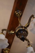 Tmavě patinovaný tří-ramenný lustr v historizujícím romantickém stylu