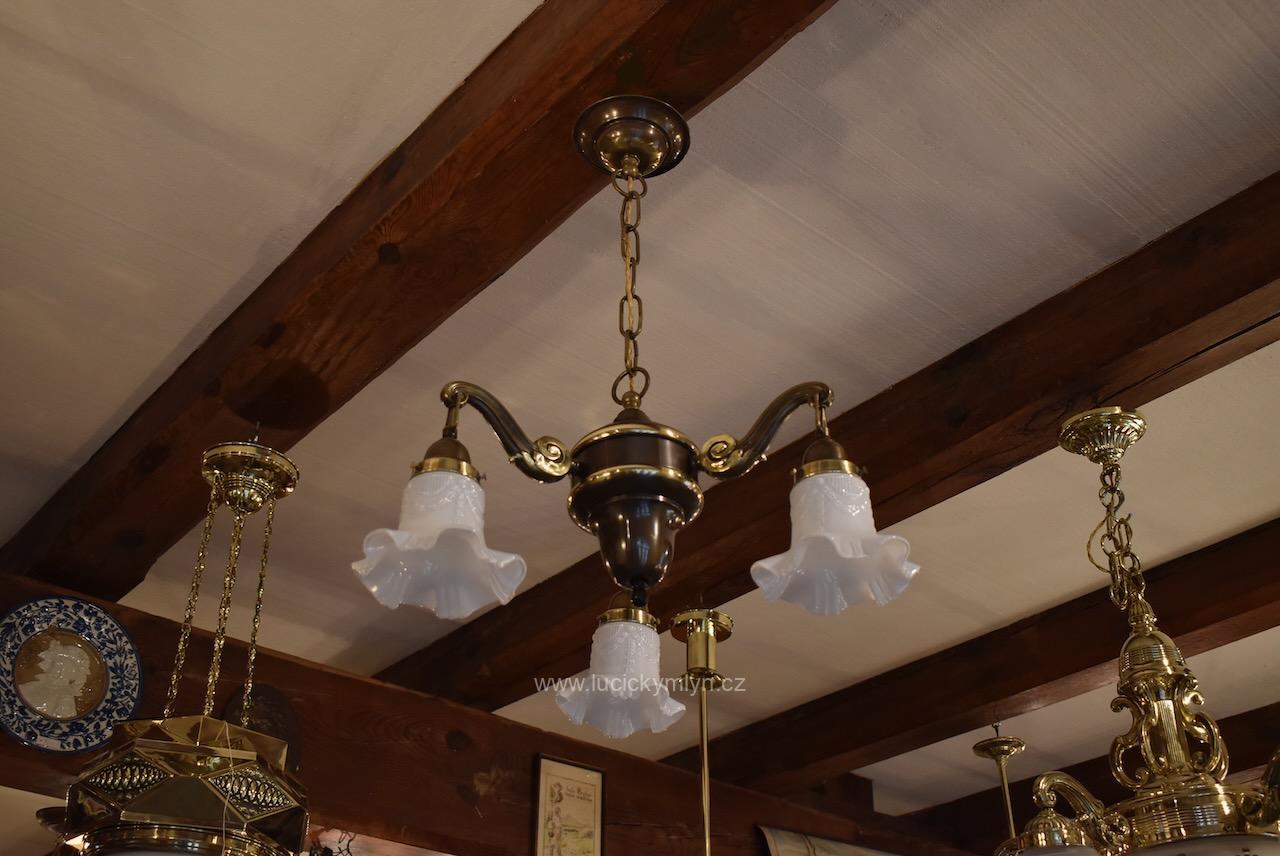 Tmavě patinovaný tří-ramenný lustr v historizujícím romantickém stylu Tmavě patinovaný tří-ramenný lustr v historizujícím romantickém stylu