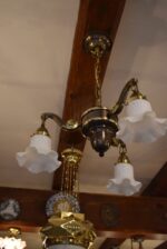 Tmavě patinovaný tří-ramenný lustr v historizujícím romantickém stylu