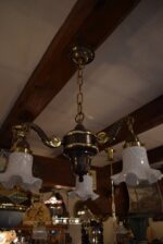 Tmavě patinovaný tří-ramenný lustr v historizujícím romantickém stylu