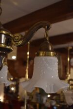 Tmavě patinovaný tří-ramenný lustr v historizujícím romantickém stylu