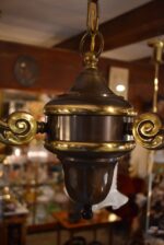 Tmavě patinovaný tří-ramenný lustr v historizujícím romantickém stylu