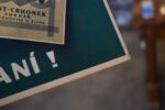 Prvorepubliková reklamní cedule na pastilky a bonbóny